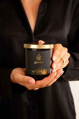 ✨🍊 Сладко-свежа експлозия от лукс и уникалност в комбинация от ванилия и мандарина. ЕXCLUSIVE GOLD — свещ, която ще стопли...